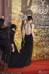 组图：郑秀文美背现金蛇装饰 与古天乐黑白配