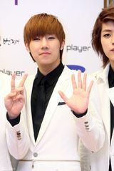 组图：INFINITE参加代言活动补过白色情人节