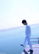 组图：冯铭潮全新夏日写真 白色衣衫展露温暖笑容