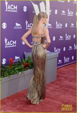 组图：泰勒妩媚亮相乡村奖 魅惑眼妆性感秀裸背