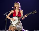 组图：斯威夫特开唱辣舞四射 性感红裙变小魔女