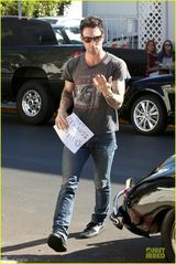 组图：魔力红骚当与女友用餐 遇狗仔举捐款纸牌