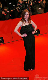 幻灯图：《孩子们没事》首映 朱丽安-摩尔黑裙性感