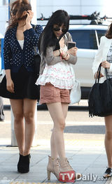 组图：少女时代亮相机场装扮春意秀发风中飘散