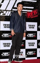 组图：李秉宪新片上映未婚妻现身 金泰熙等捧场