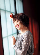 高清：闫妮荣登时尚杂志封面 靓丽造型展女人风情 