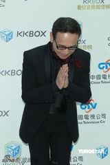 组图：大牌歌手同台high翻观众 任爸代Selina出席