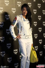 组图：张柏芝陈冠希同现上海 疑为避嫌拒采访