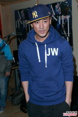 组图：林峰将再再次唱响红馆 帅气练唱