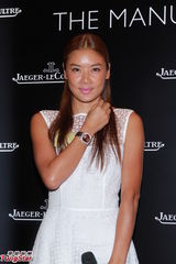 组图：乐基儿亮相名表酒会古铜肤色健康优雅