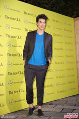 组图：锦荣西装帅气亮相 假装听不懂蔡依林