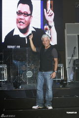 组图：巫启贤为新专辑开唱 30日将出席大炳追思会