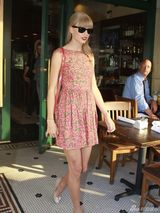 组图：斯威夫特大露背碎花裙出街 秀修长美腿