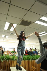 组图：张靓颖快闪入侵新浪 入职一天客串主编