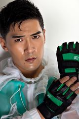 组图：傅天骄变运动型男玩湿身