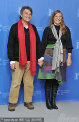 幻灯图集：《谜团》发布会 主创红围巾抢镜