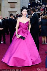 组图：奥斯卡红毯范冰冰粉色礼服大秀香肩雪肤