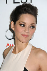 组图：《锈与骨》好莱坞首映 玛丽昂白裙美艳动人