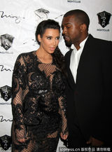 组图：卡戴珊怀孕后首亮相 与男友耳语秀恩爱