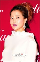 组图：金喜善亮相发型老气 尹恩惠镂空装魁梧