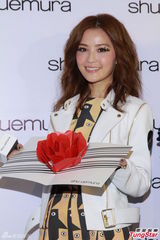 组图：阿Sa(蔡卓妍)与男友度假生病 情人节等对方表示