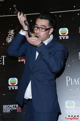 组图：周显扬获新导演奖 后台向张家辉表感谢