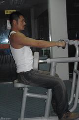 幻灯：邵兵塑身有绝招 健身房拉筋露完美肌肉