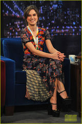 组图：凯拉-奈特莉花裙亮相 大秀小提琴多才多艺