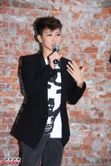 组图：何韵诗帅气亮相开心入围金马奖