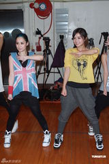 组图：Twins为演唱会彩排 表演嘉宾Boyz助阵