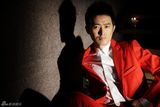 组图：任泉写真红色西装暖意足 展现帅气迎圣诞