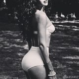 组图：蕾哈娜比基尼照曝光 胸下天使纹身性感