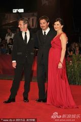 《后事》首映 女星泽格斯挺大肚与导演恩爱现身(图)