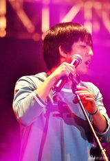 组图：林宥嘉“流汗”动感开唱 模仿青峰唱情歌