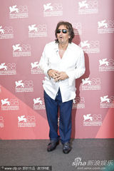 组图：《王尔德-莎乐美》发布会 导演获查斯坦献吻