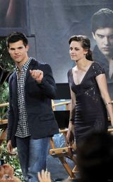 幻灯图集：《月食》影迷见面会 斯图尔特低胸秀美腿