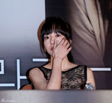 组图：玄彬林秀晶亲密携手宣传新片《爱，不爱》