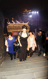 组图：张雨绮亮相杂志庆典 踩高跟爬石阶秀事业线