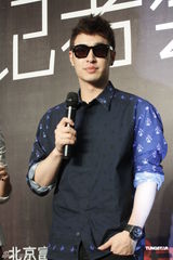 组图：潘玮柏北京发片会为粉丝削苹果