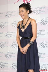 组图：蓝心湄深V秀美胸 性感姿态提高裙摆