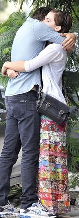 组图：“赫敏”艾玛-沃特森与新欢亲密秀热吻 