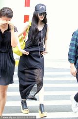 组图：范冰冰穿透视裙现身机场 秀香肩风韵十足