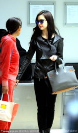 组图：刘亦菲潮装似千颂伊 母亲推行李车