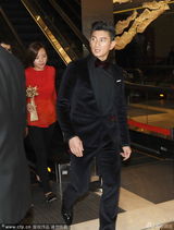 组图：吴奇隆捞金恋爱靠边站 专人护驾大牌范足