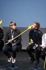 高清组图：韩国偶像组合BEAST办见面会亲密互动