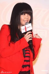 组图：张惠妹续约知名饮料品牌 抱病出席发布会