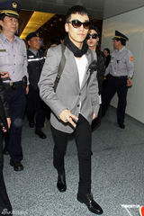 组图：韩国男团BIGBANG赴台 粉丝挤爆机场大厅