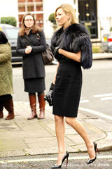 幻灯图：麦昆葬礼众好友出席  凯特-莫斯难掩悲伤