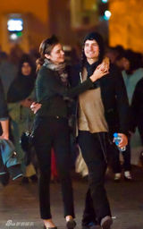 幻灯图集：奥兰多和女友游摩洛哥 亲密勾肩搭背