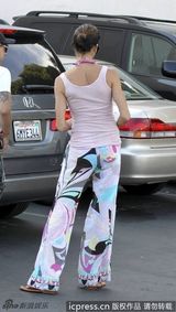 组图：名模珍妮丝曝街拍衣着性感清凉